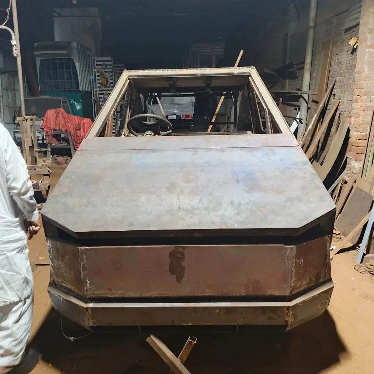  Pakistanski CyberTruck _ Foto Instagram mughalsafeguard (1).jpg - Instagram / mughalsafeguard 