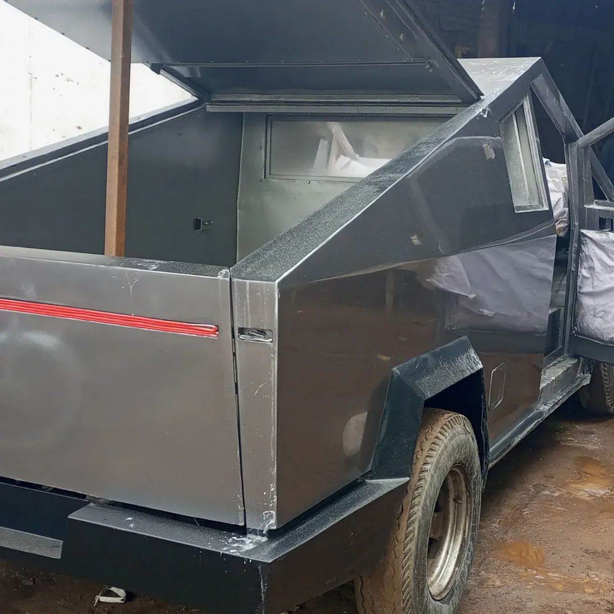  Pakistanski CyberTruck _ Foto Instagram mughalsafeguard (2).jpg - Instagram / mughalsafeguard 