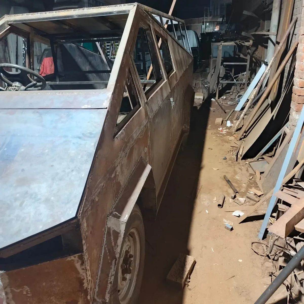  Pakistanski CyberTruck _ Foto Instagram mughalsafeguard (3).jpg 