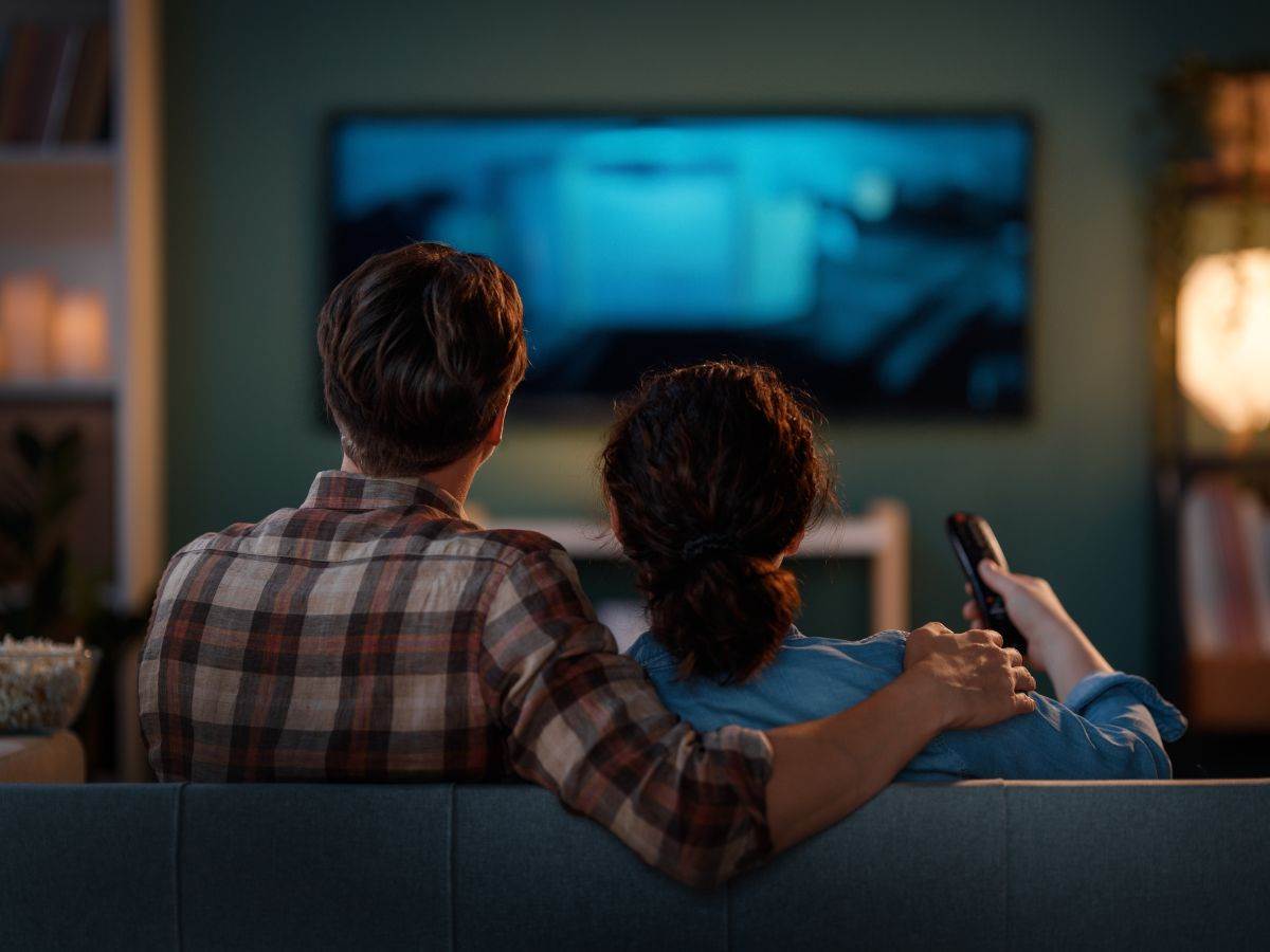 Gledanje televizije _ dvoje _ par _ televizor _ bindžovanje _ Foto Shutterstock.jpg   Gledanje televizije _ dvoje _ par _ televizor _ bindžovanje _ Foto Shutterstock.jpg