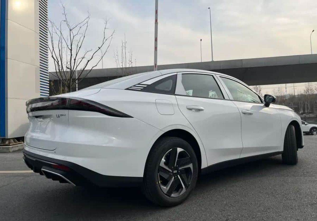 Geely Galaxy L6 EM-i PHEV _ Foto PrintScreen CarNewsChina (2).jpg - Printscreen / CarNewsChina   Geely Galaxy L6 EM-i PHEV _ Foto PrintScreen CarNewsChina (2).jpg - Printscreen / CarNewsChina