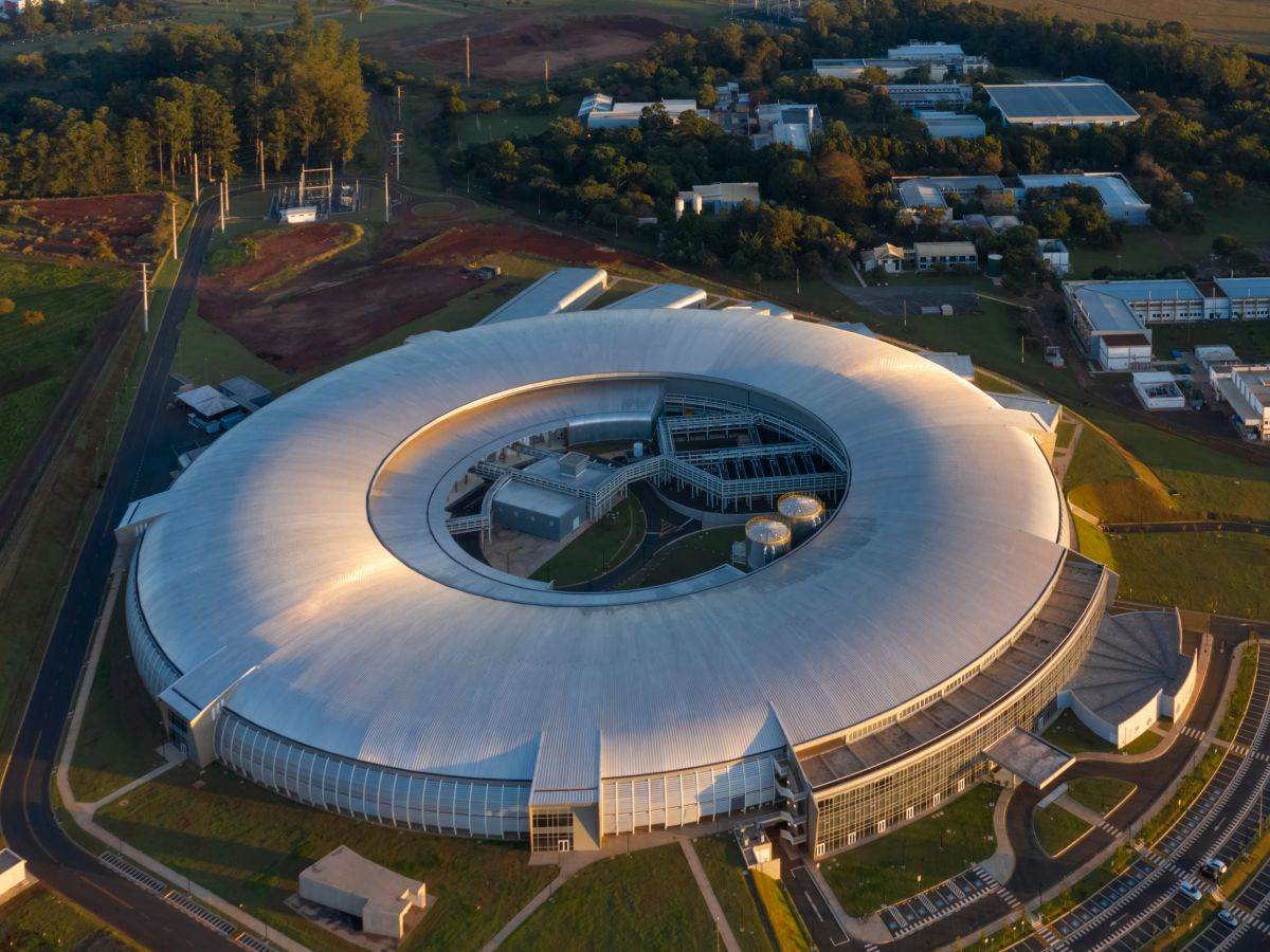 Industrijski akcelerator čestica _ sinhrotron _ Foto Shutterstock.jpg Industrijski akcelerator čestica _ sinhrotron _ Foto Shutterstock.jpg