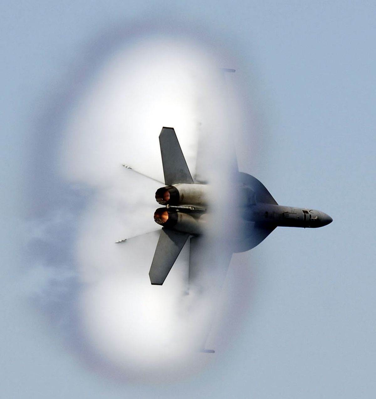 FA-18F Super Hornet _ borbeni avion _ probijanje zvučnog zida _ Foto Wikimedia Public domain.jpg FA-18F Super Hornet _ borbeni avion _ probijanje zvučnog zida _ Foto Wikimedia Public domain.jpg