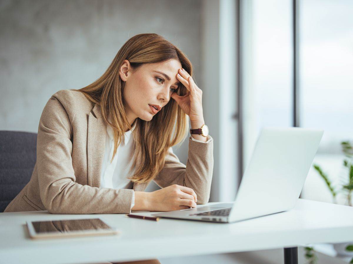 Posao _ problem na poslu _ žena _ laptop _ Foto Shutterstock.jpg Posao _ problem na poslu _ žena _ laptop _ Foto Shutterstock.jpg