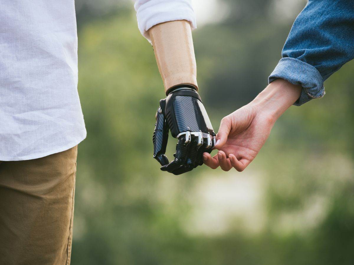 Robot _ čovek _ Foto Shutterstock.jpg Robot _ čovek _ Foto Shutterstock.jpg