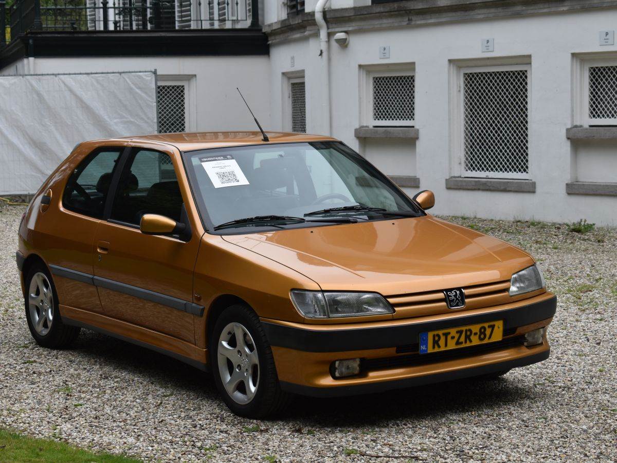  Peugeot 306 2.0 16V S16 _ Foto Shutterstock.jpg - Shutterstock 