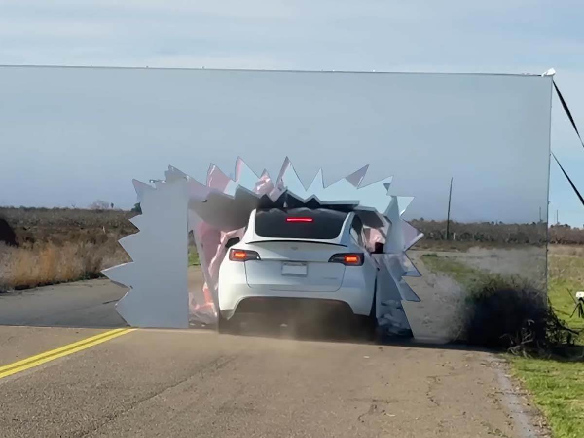 Tesla udara u zid sa slikom puta   Tesla udara u zid sa slikom puta