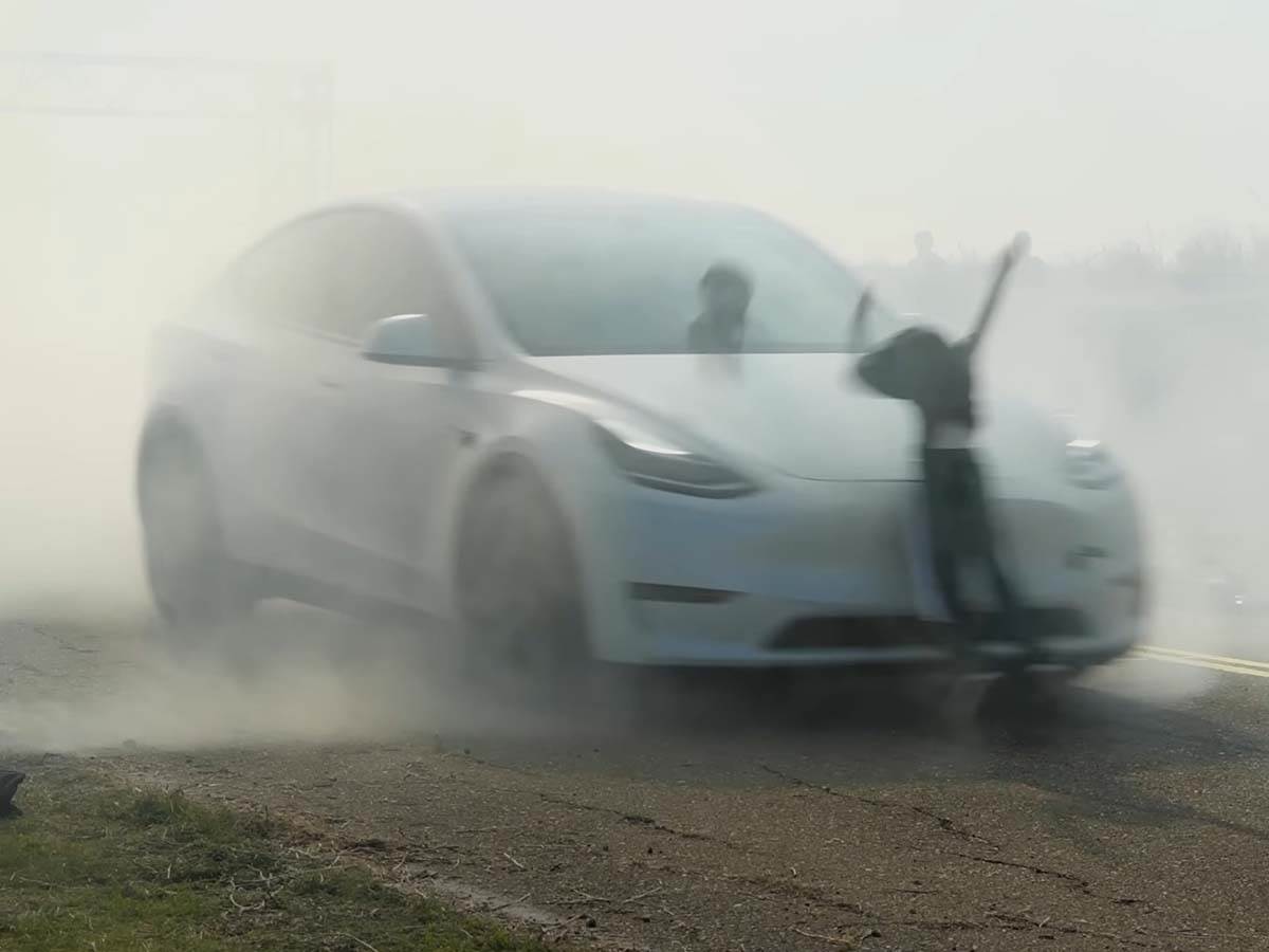 Tesla udara u lutku   Tesla udara u lutku