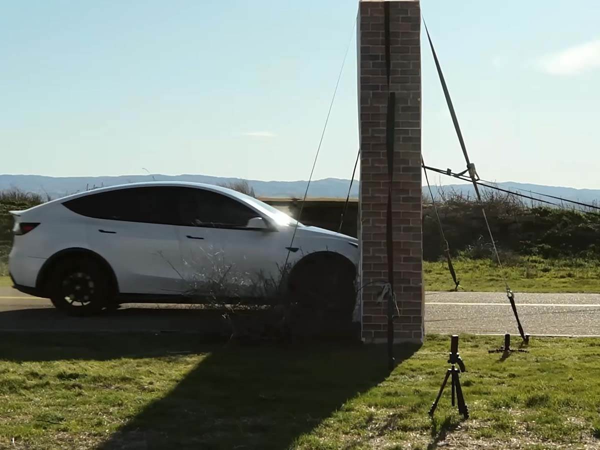  Can You Fool A Self Driving Car_ 15-45 screenshot.jpg - YouTube / Mark Rober 