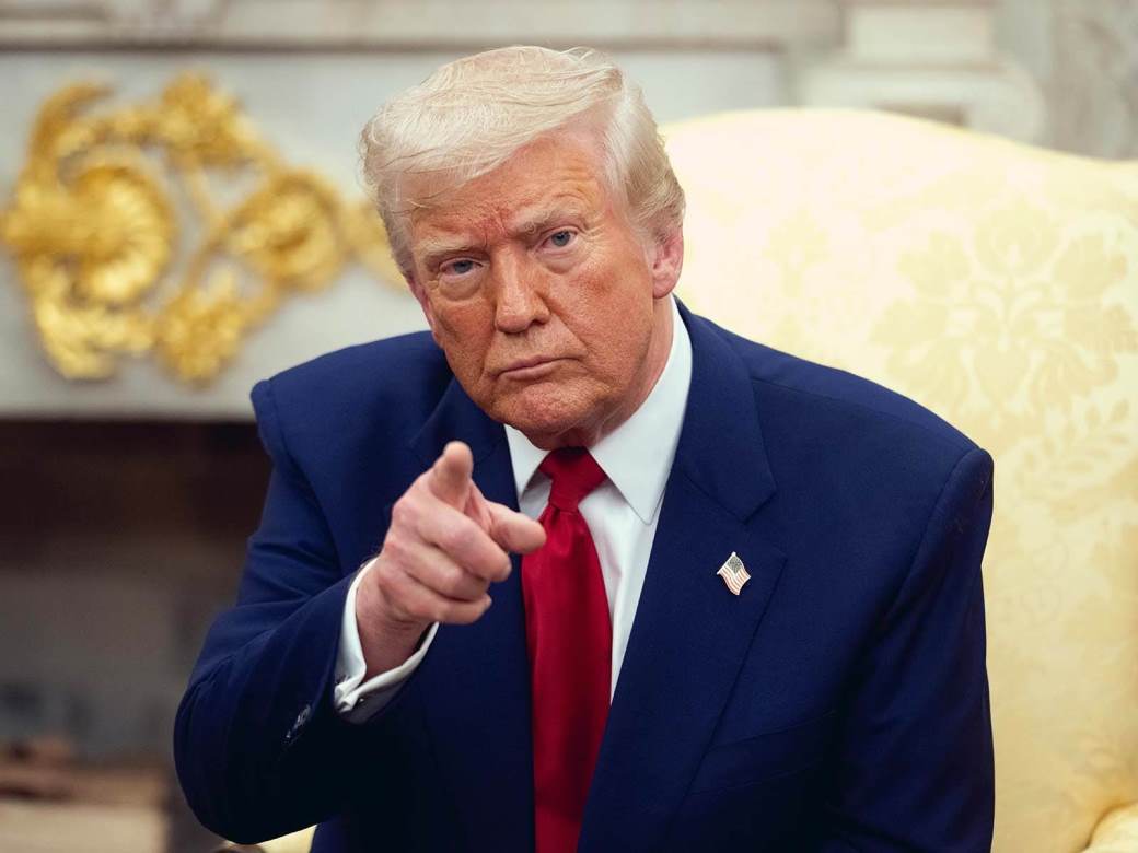 Donald Tramp pokazuje prstom u kameru Donald Tramp pokazuje prstom u kameru