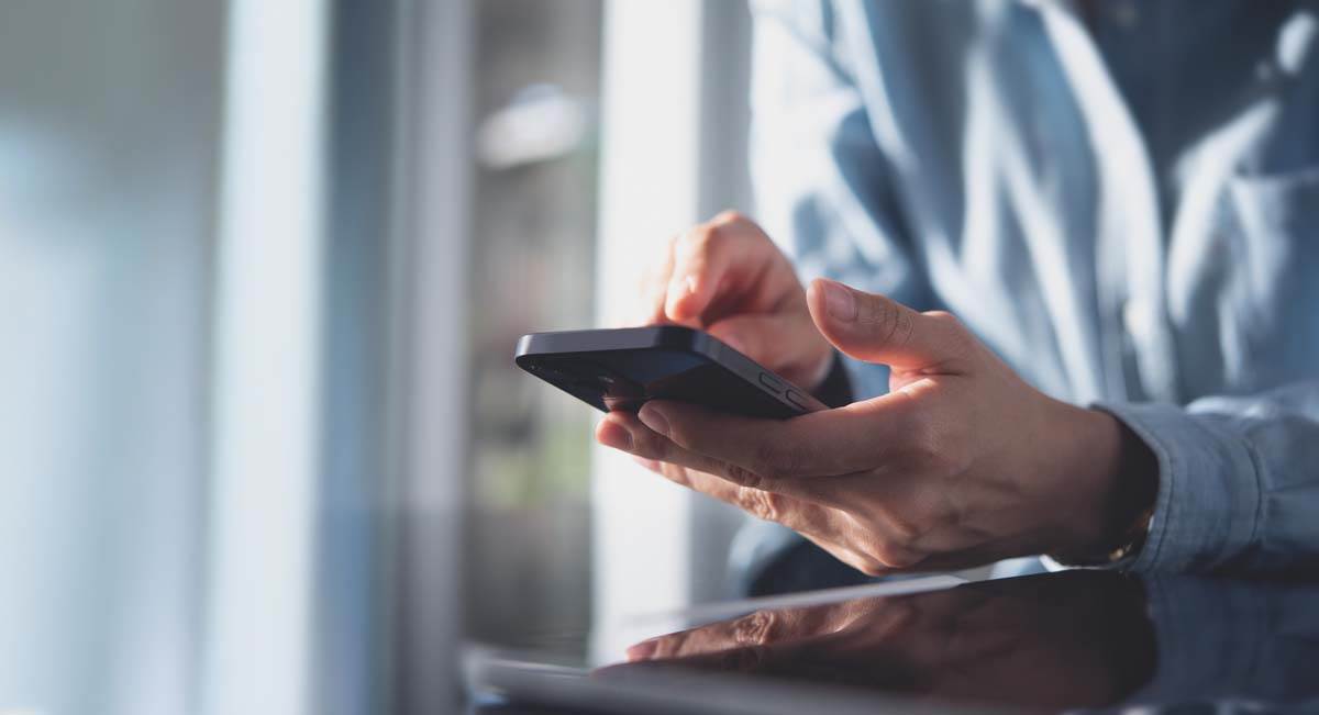 čovek koristi mobilni telefon   čovek koristi mobilni telefon