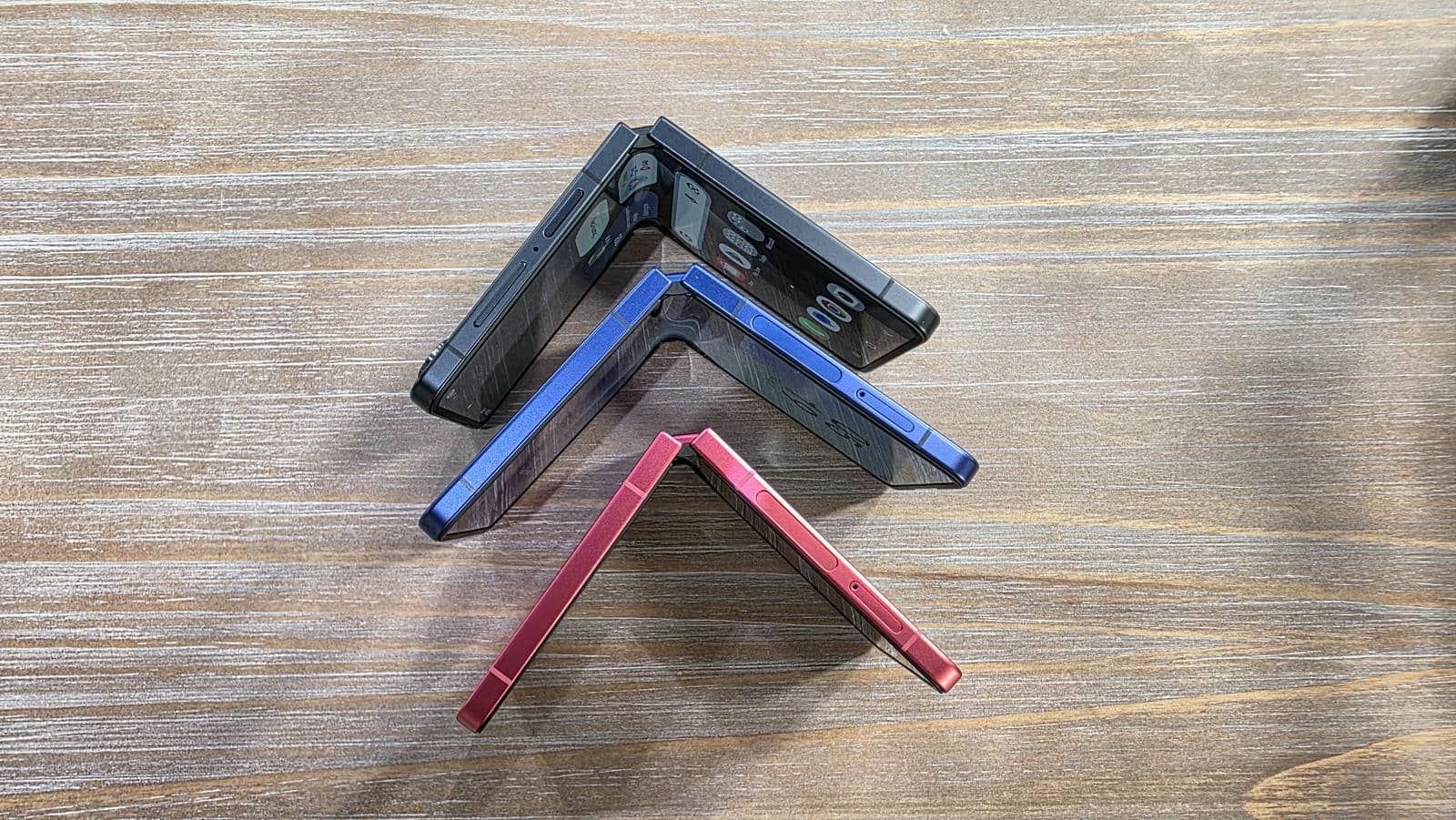  Samsung Galaxy Z Flip7 dizajn uživo 3.jpg 