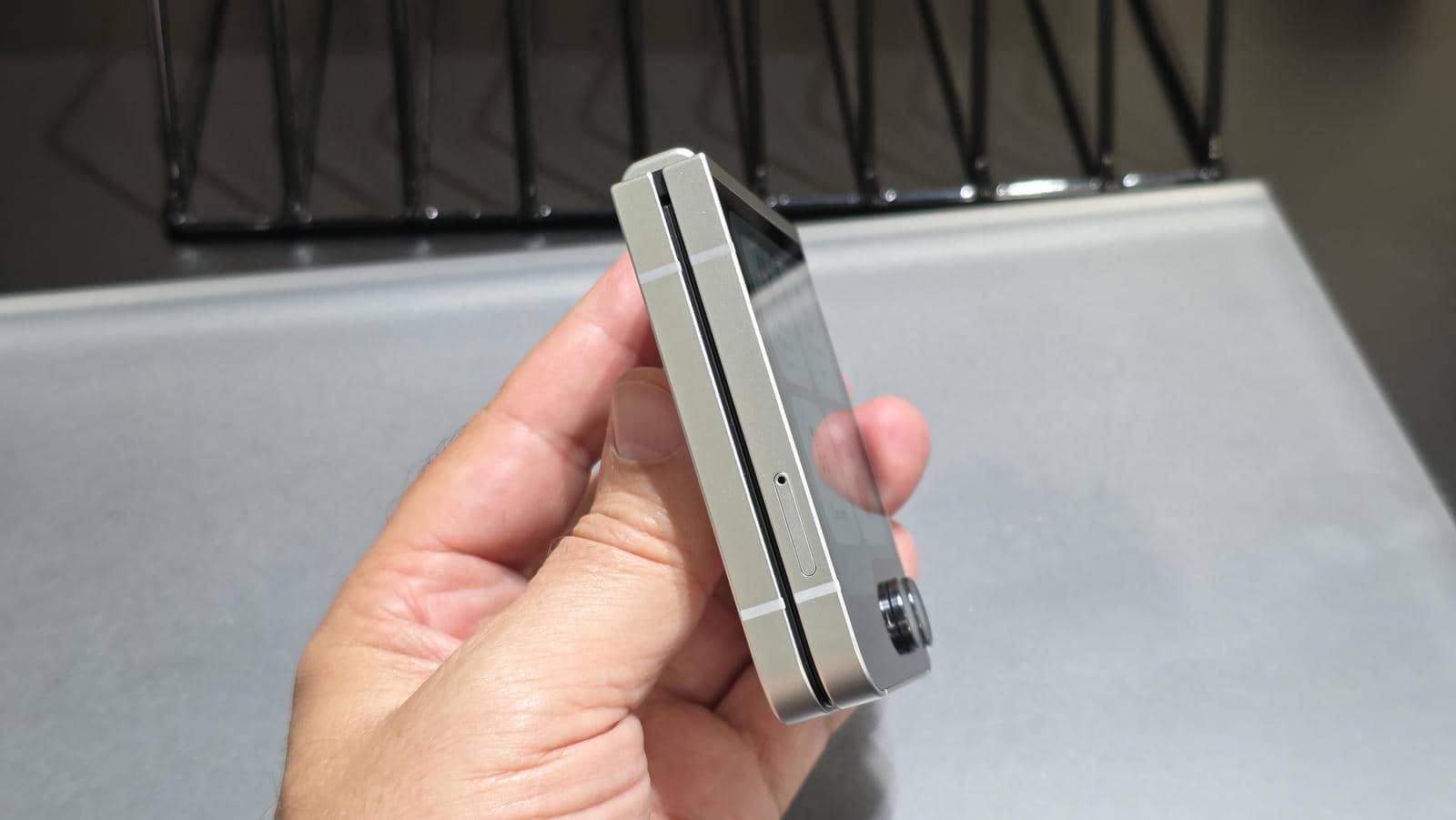  Samsung Galaxy Z Flip7 FE dizajn uživo 2.jpg - Smartlife 