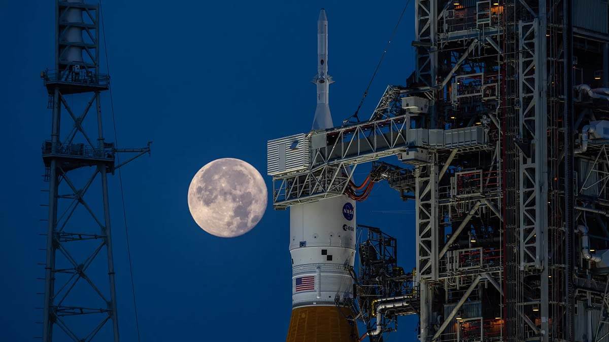  SLS raketa i Orion letelica na lansirnoj platformi 