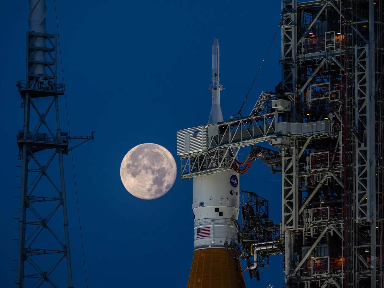  SLS raketa i Orion letelica na lansirnoj platformi 