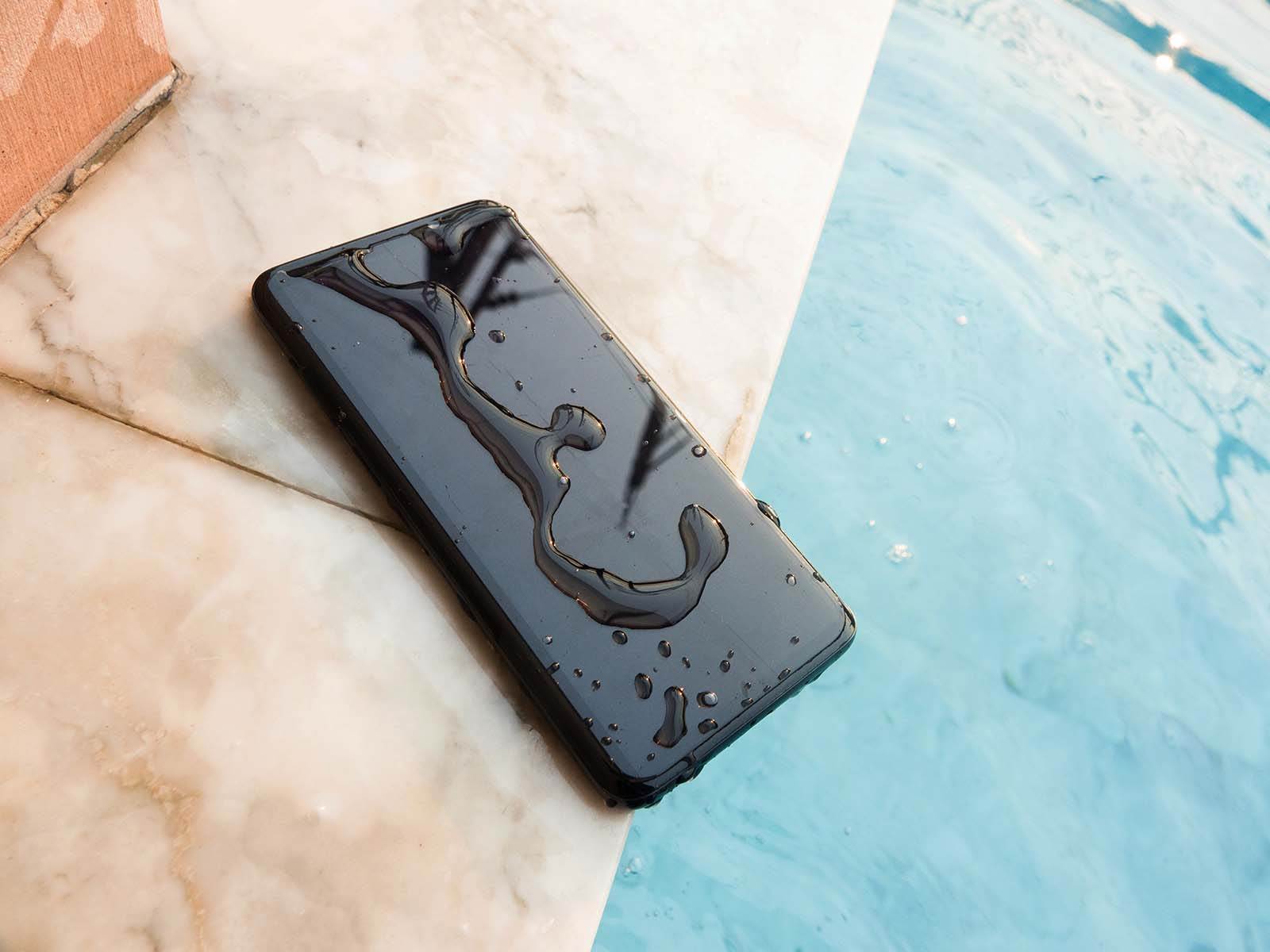 Telefon pored vode   Telefon pored vode