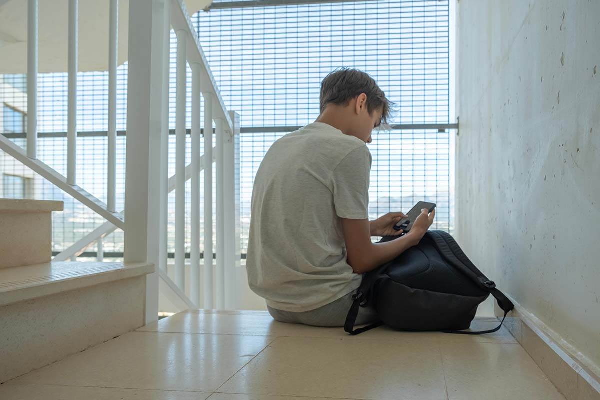 Tužan tinejdžer koristi telefon Tužan tinejdžer koristi telefon