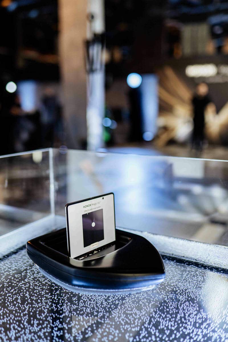  HONOR Magic V5 - demo zona - plutanje.jpg - Promo 