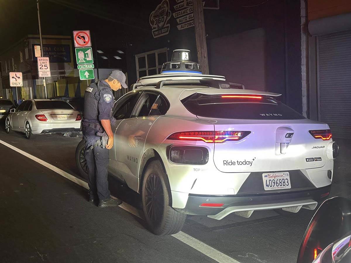  Policajac ne može da kazni autonomno vozilo 