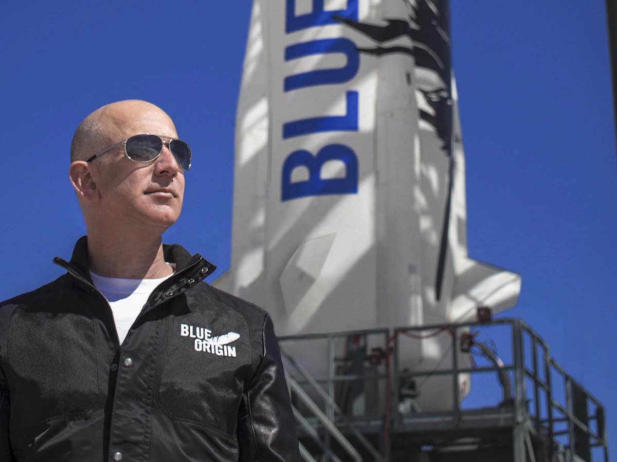  Džef Bezos ispred Blue Origin rakete 