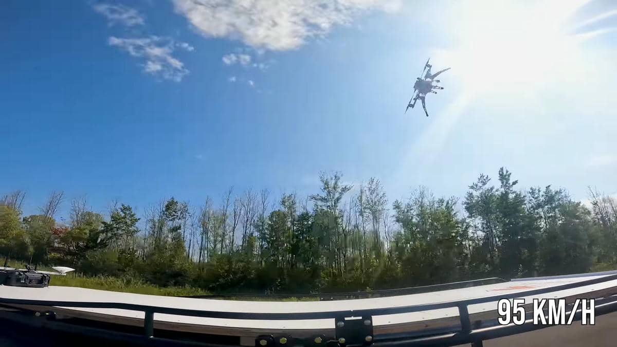  Dron sleće na vozilo pri brzini od 95 km na sat 