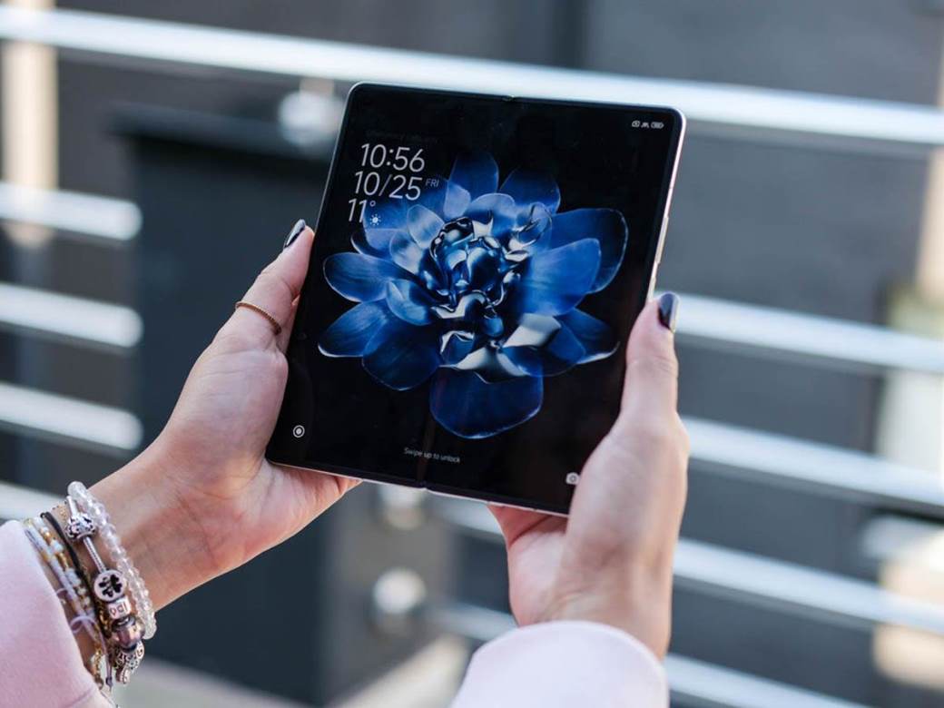 Savitljivi telefon u Fold obliku Savitljivi telefon u Fold obliku