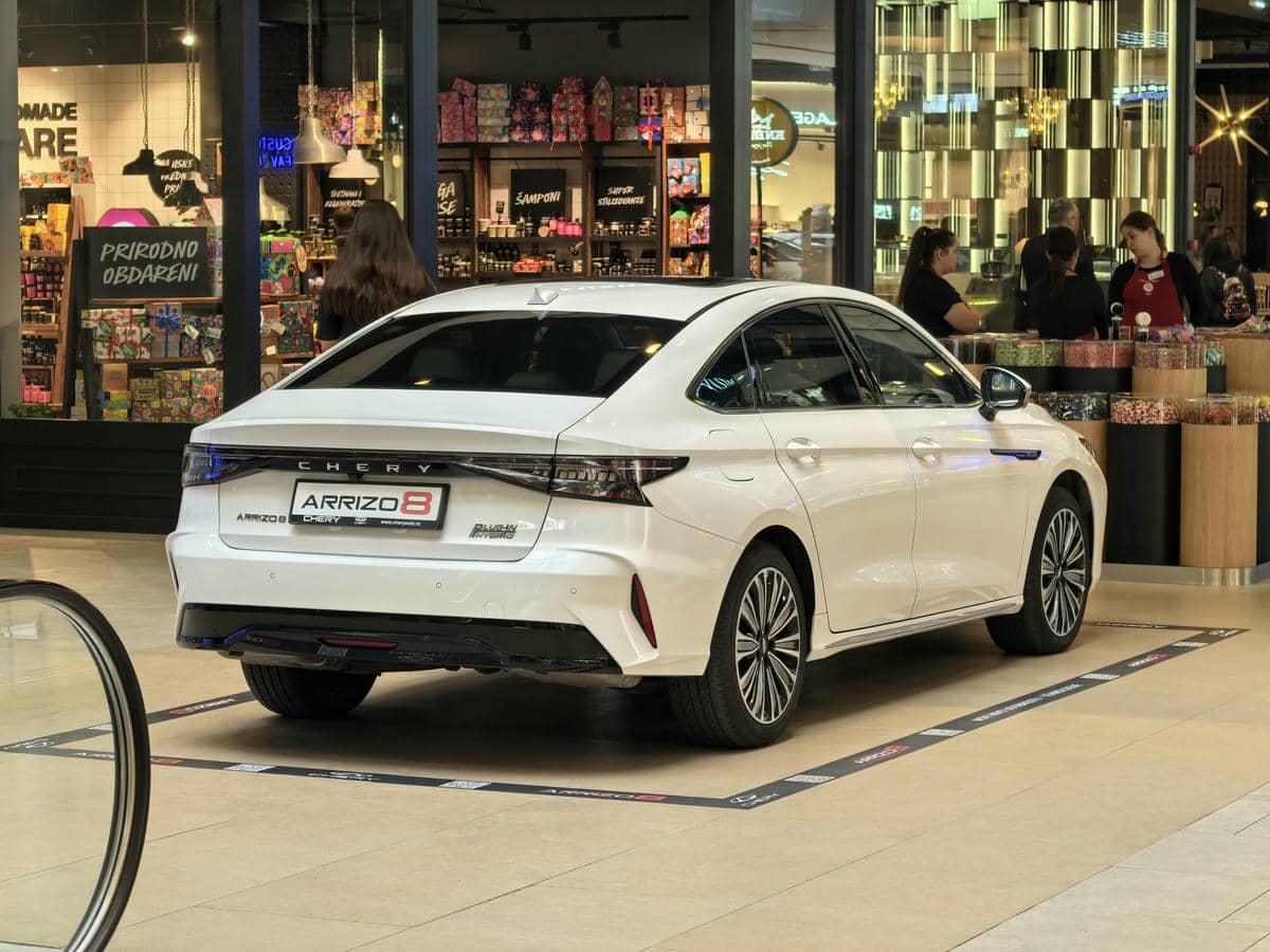  Chery Arrizo 8 pogled od nazad 