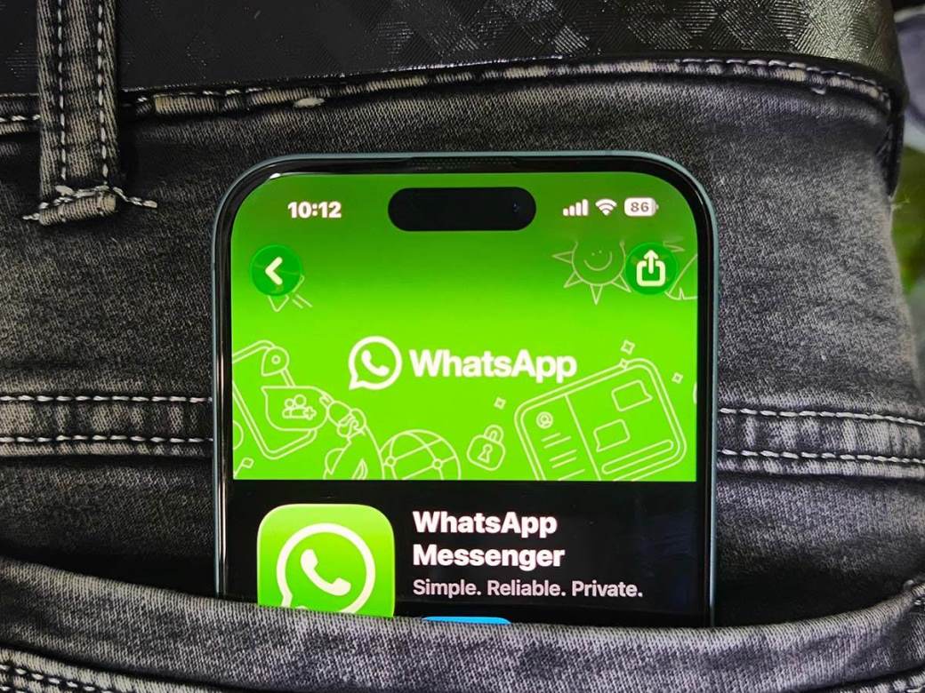  WhatsApp aplikacija na telefonu 