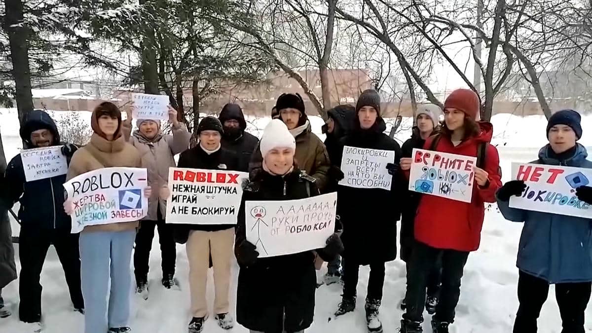  Russian ban on Roblox gaming platform sparks rare protest _ REUTERS 0-3 screenshot.jpg - YouTube / Reuters 