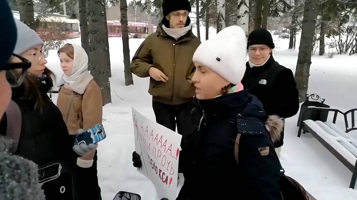  Russian ban on Roblox gaming platform sparks rare protest _ REUTERS 0-29 screenshot.jpg - YouTube / Reuters 