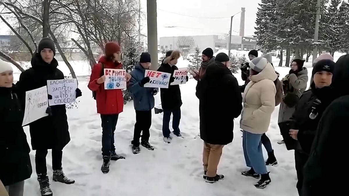  Russian ban on Roblox gaming platform sparks rare protest _ REUTERS 0-11 screenshot.jpg - YouTube / Reuters 