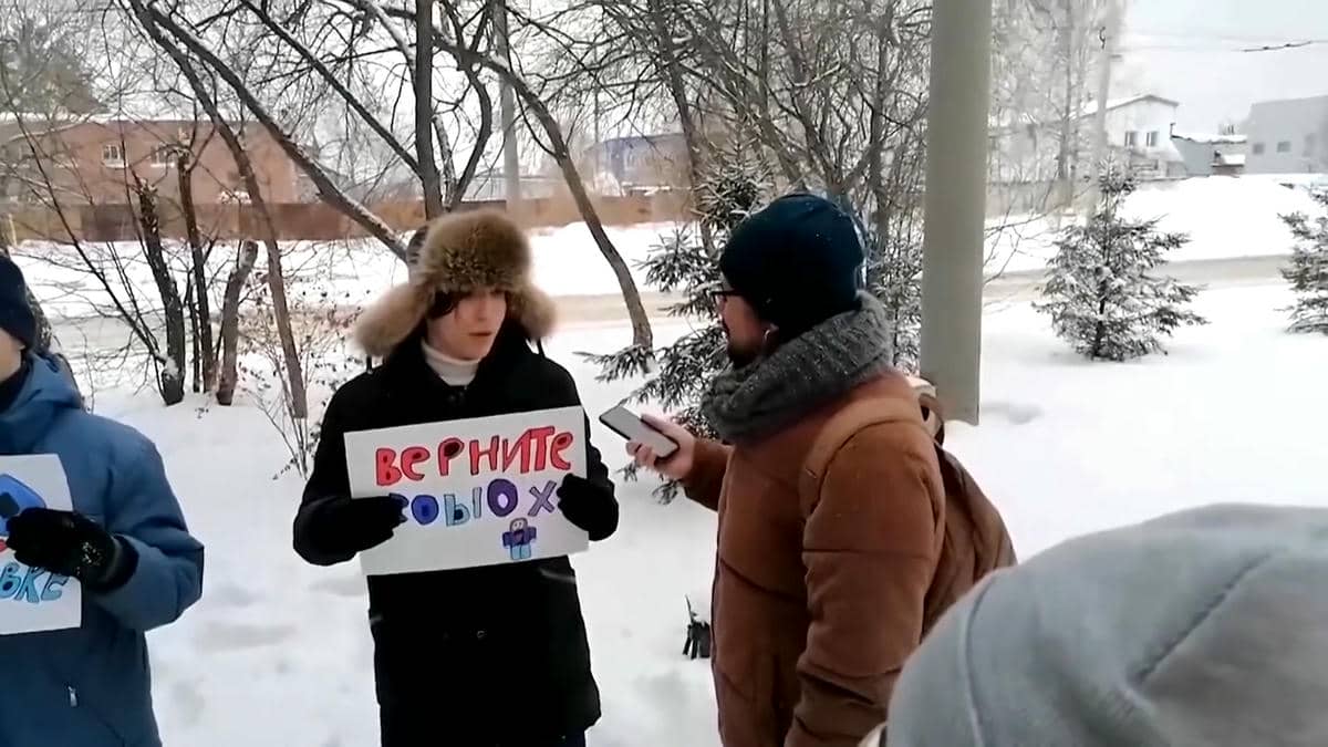  Russian ban on Roblox gaming platform sparks rare protest _ REUTERS 0-19 screenshot.jpg - YouTube / Reuters 