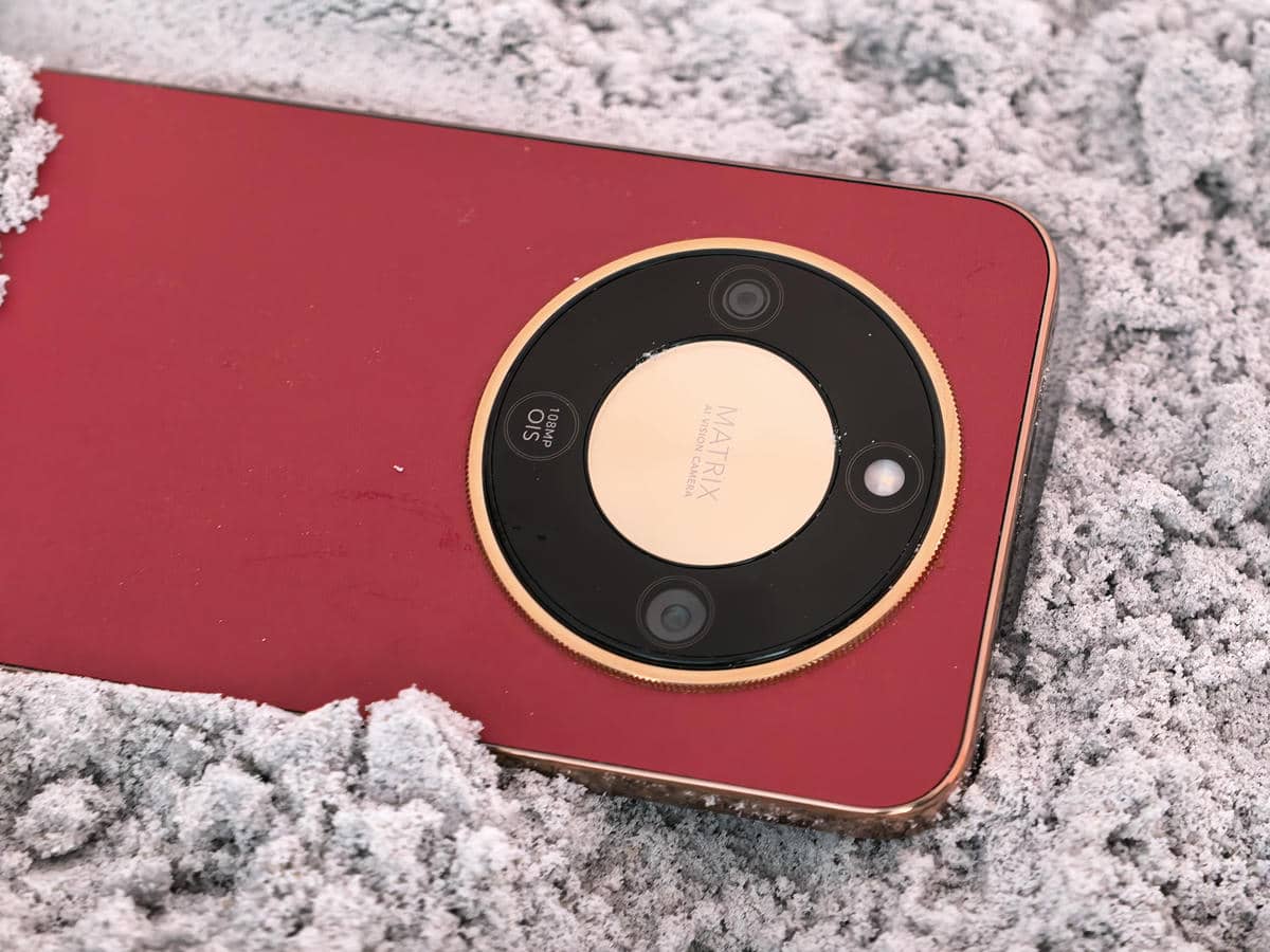  HONOR Magic8 Lite u pesku 