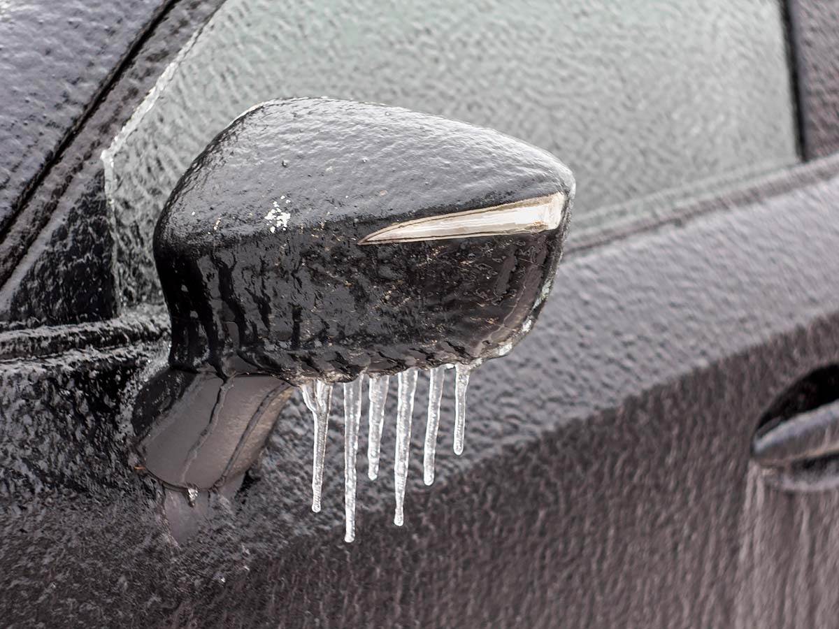  Ledena kiša na automobilu 