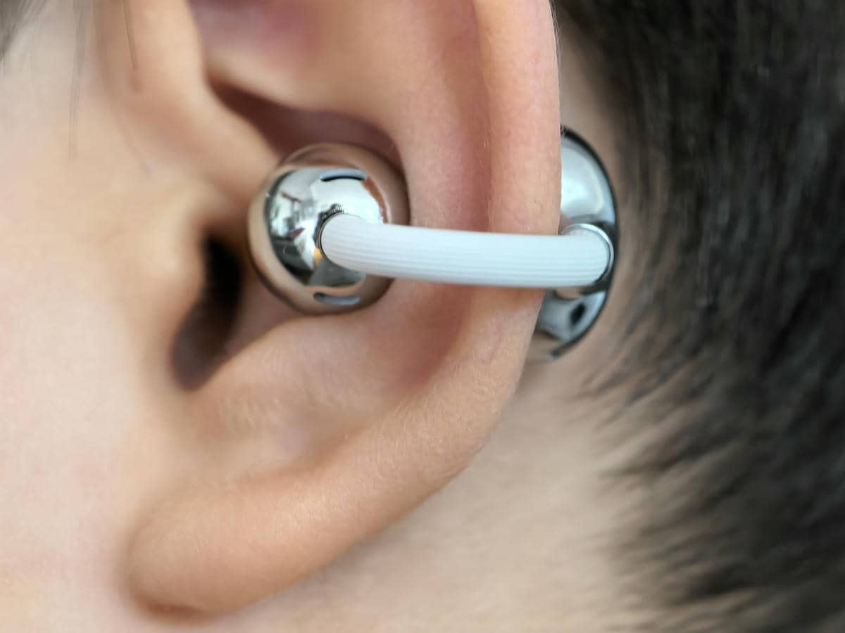  Huawei FreeClip 2 zakačene na uvo 