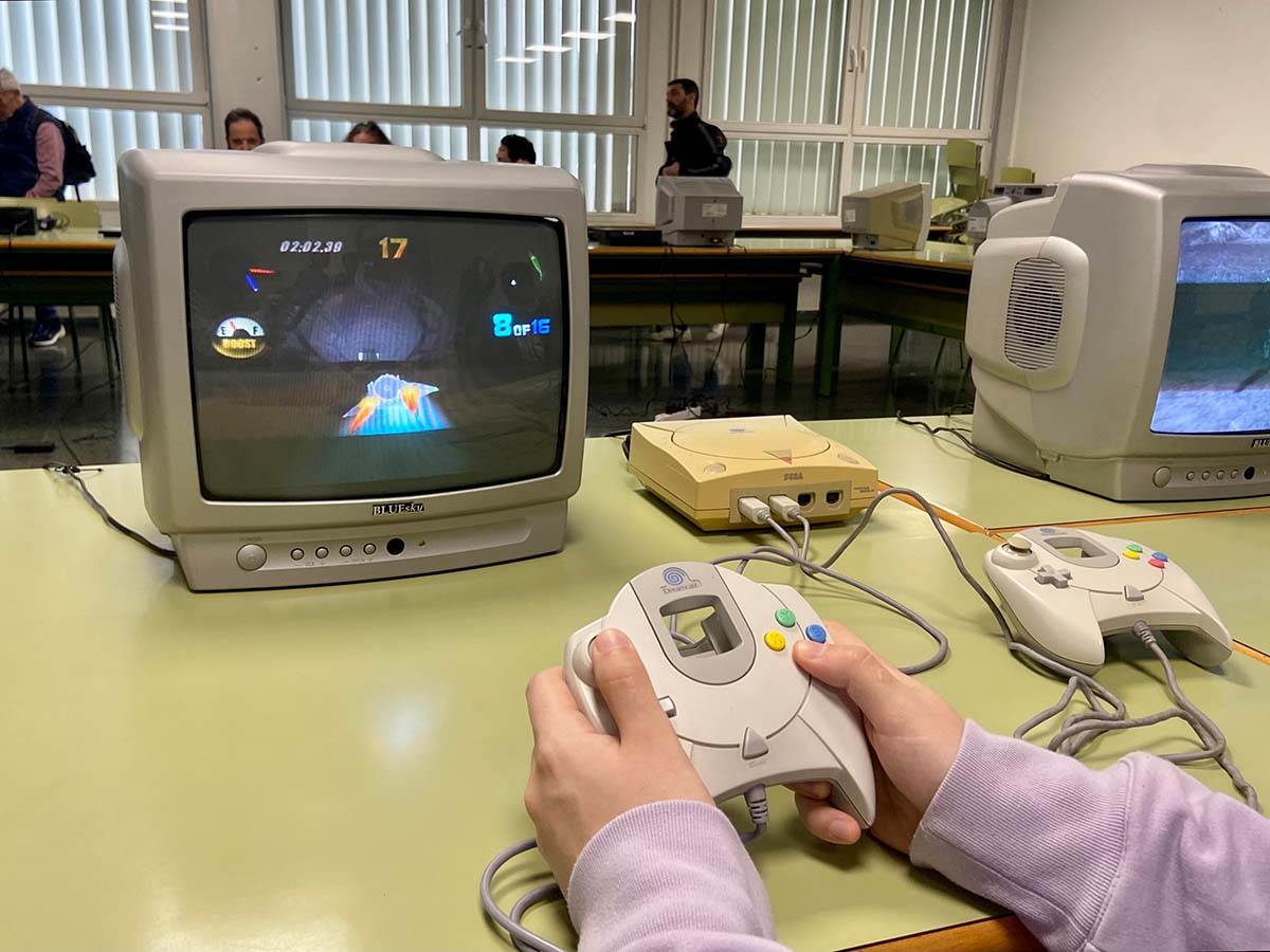  Gejming na CRT monitoru 