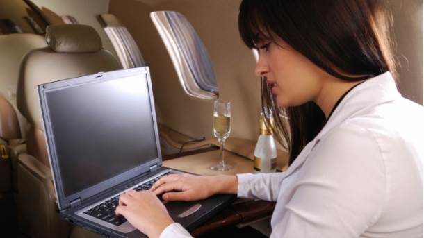 Avion, laptop 