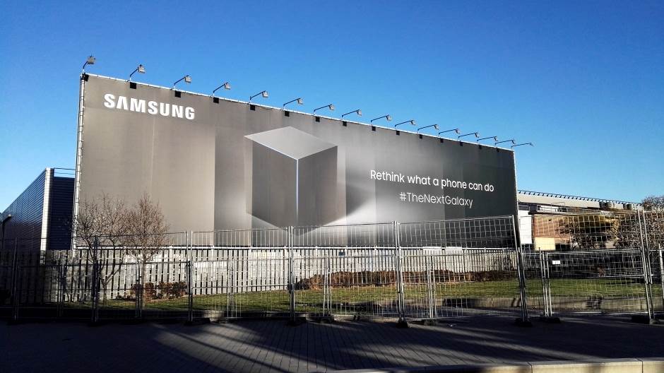  Verovatno najveća Samsung reklama ikad postavljena ispred Sajma. 