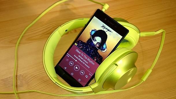  Slušalice sa Xperia Z5 Premium telefonom 