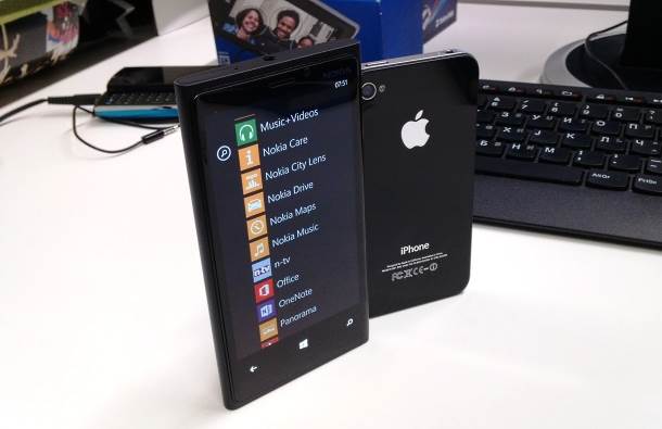  Nokia Lumia 920 i iPhone 4S. 