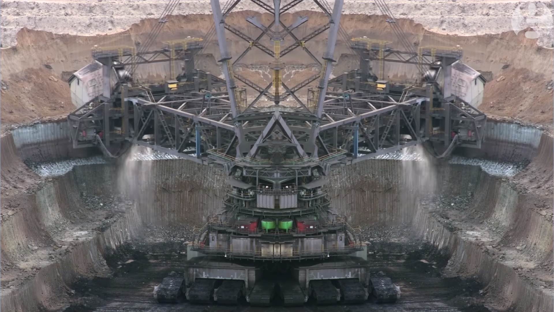   - YouTube/ Printscreen/ The Guardian 