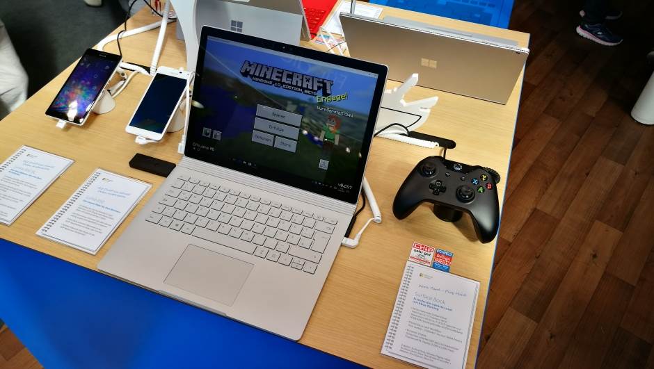  Bežično igranje XBox One igara na Windows 10 laptopu uz bežični XBox One kontroler. 