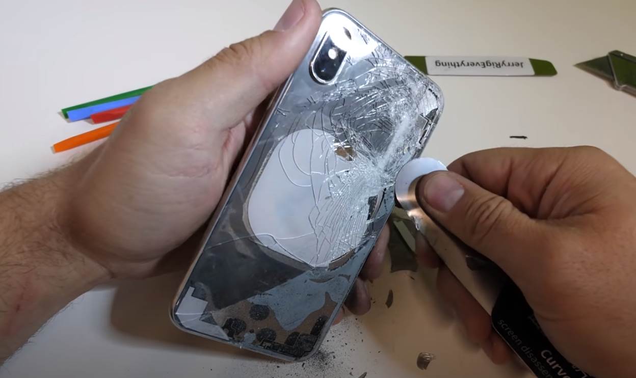   - Mondo / JerryRigEverything 