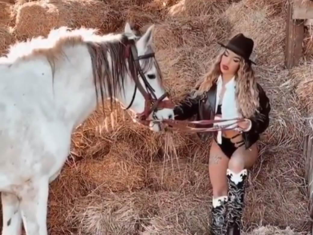   - Instagram/TeodoraDzehverovic 