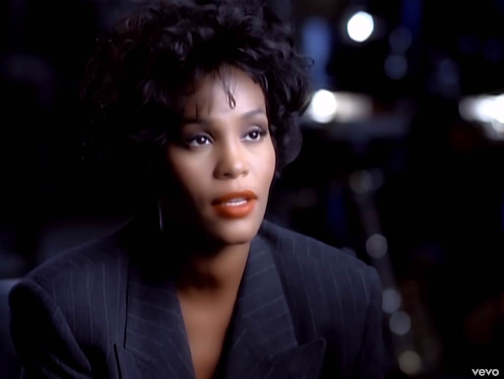   - Mondo / YouTube / Printscreen /  Whitney Houston 