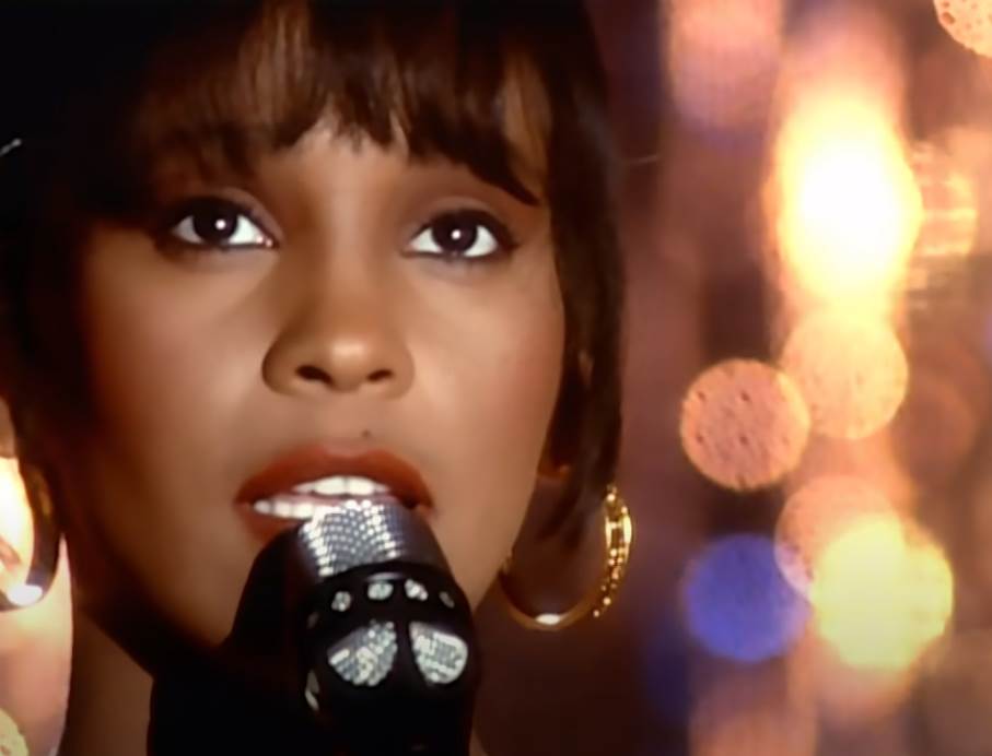   - Mondo / YouTube / Printscreen /  Whitney Houston 