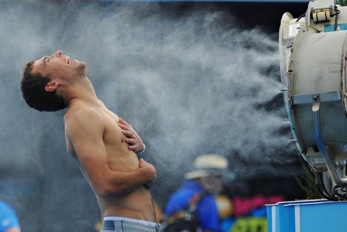  Temperature u Melburnu u vreme odigravanja turnira su izuzetno visoke, zbog čega i igrači i navijači koriste razne načine da se rashlade 
