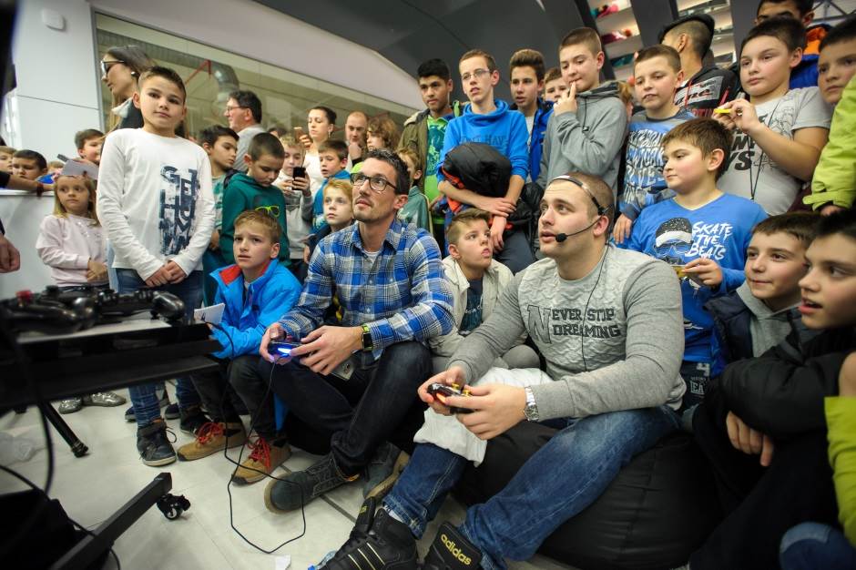   - Vojislav Vujanić/Shopping centar Karaburma 