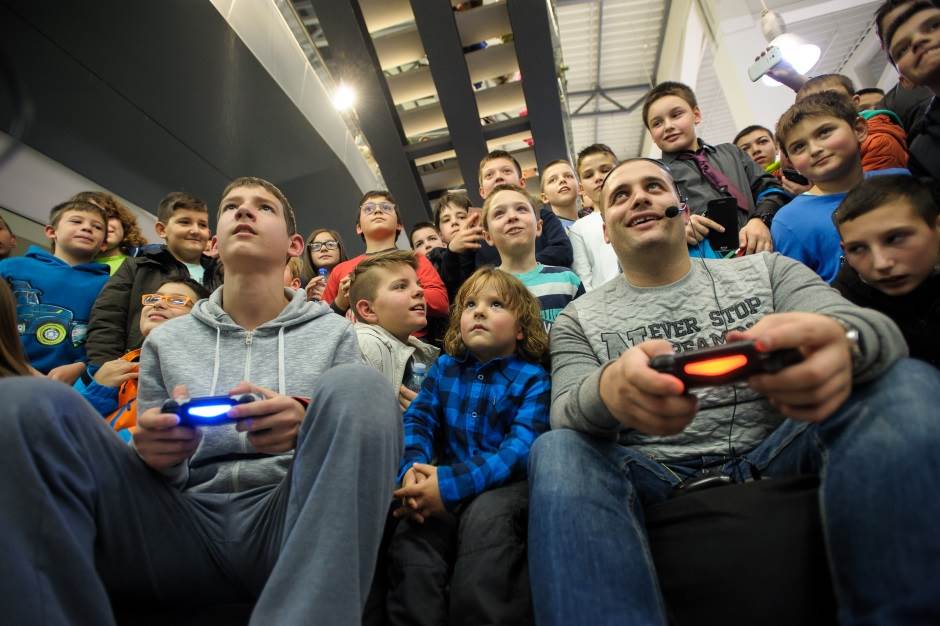   - Vojislav Vujanić/Shopping centar Karaburma 