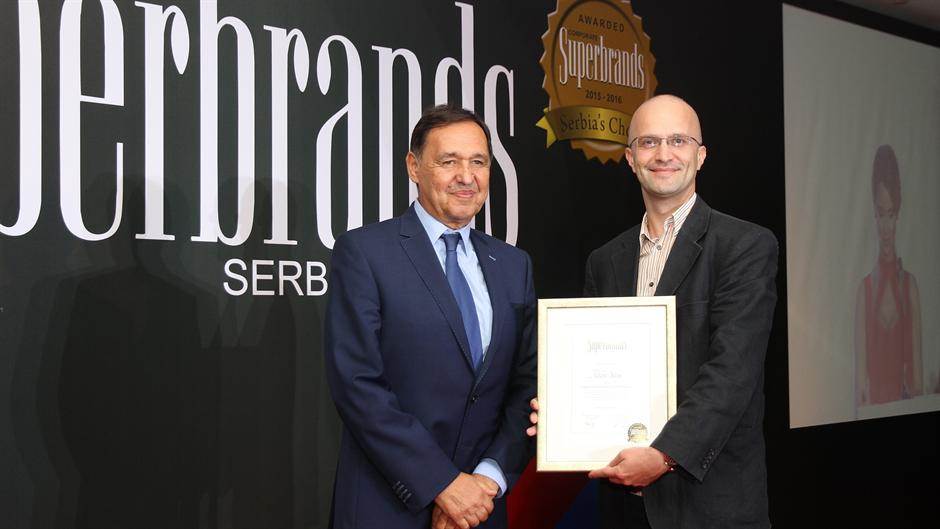  Vladan Bojić direktor Sektora za marketing komunikacije sa nagradom 